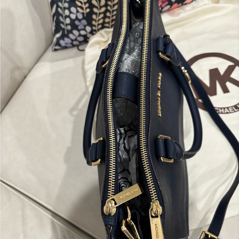 Euc Authentic Michael Kors Sutton Medium Saffiano… - image 4